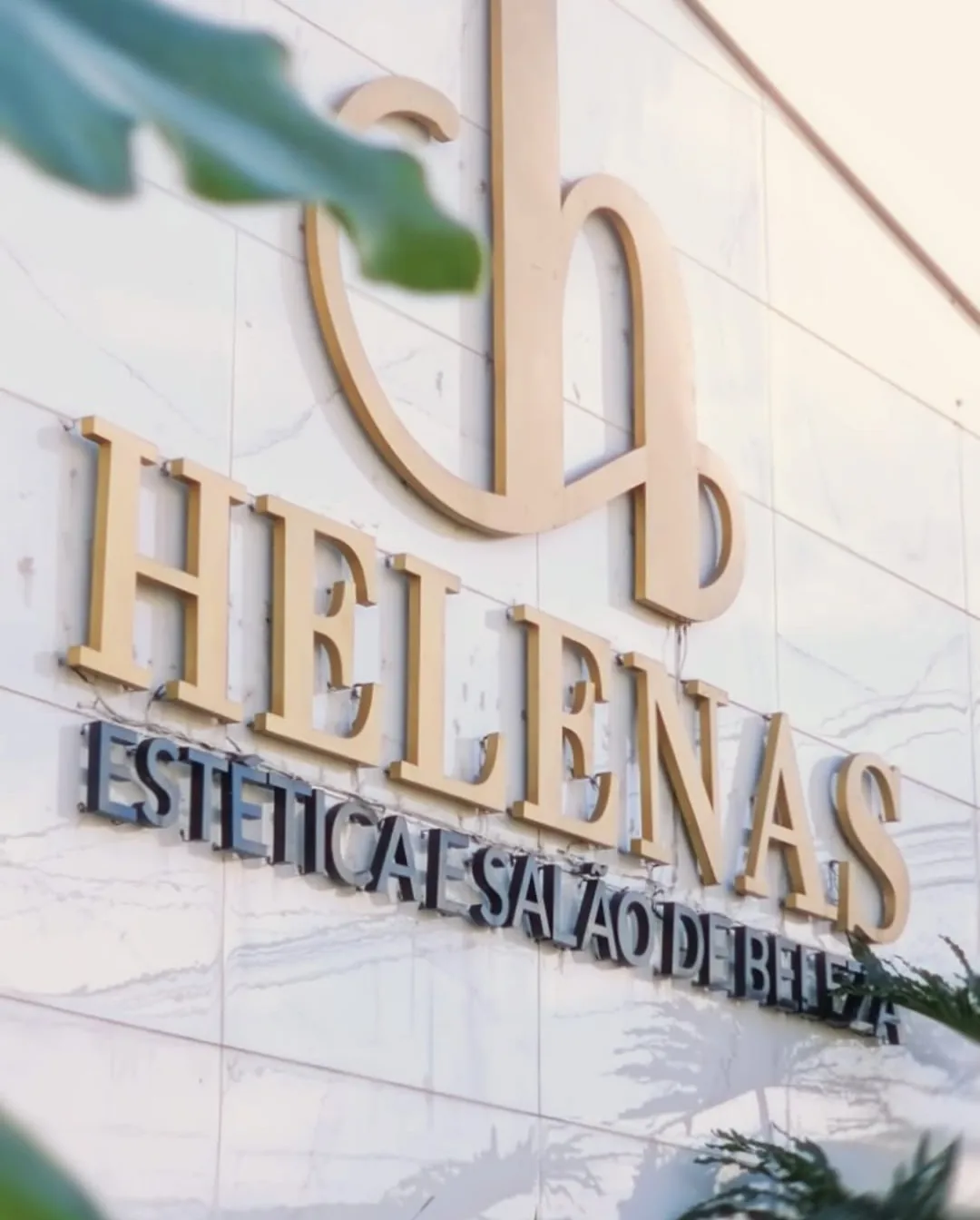 Fachada com o letreiro Helenas Estética e Salão de Beleza