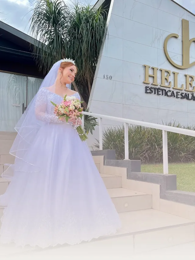 Noiva em frente à fachada da Clínica Helenas